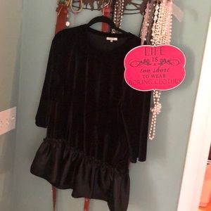 Gorgeous velvet/satin-ruffled tunic! 🤗